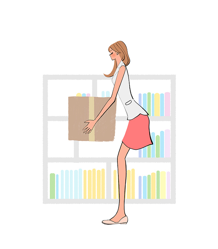 重いダンボールを持つ女性