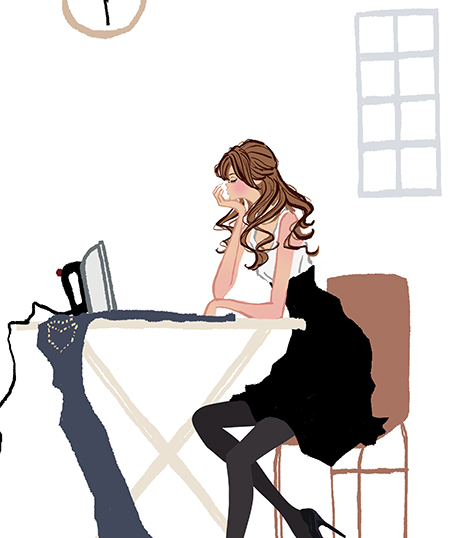 アイロンをかける女性